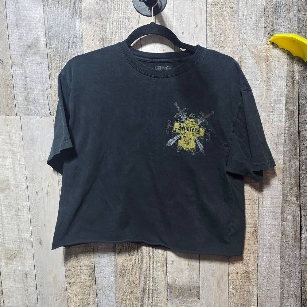 Hooters Black Custom Cropped Sword Shield Tee Medium Alt Emo Grunge Goth Punk